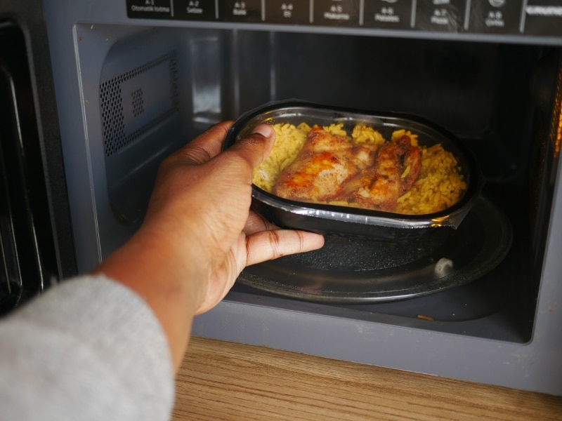 Replacing microwave by reheating chicken and rice meal in a modern kitchen